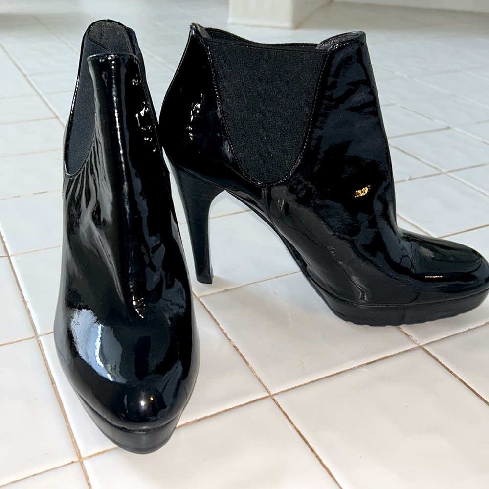 New Stuart Weitzman black patent leather booties NWT
